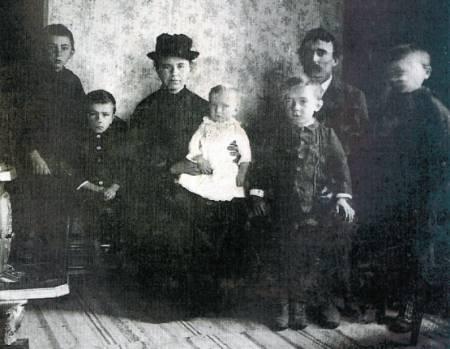 of Precious Blood rectory, in 1907 Family of François-Xavier (Frank)