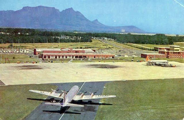 So het DF Malan lughawe in Kaapstad in 1965 gelyk. Let op doe oliekolle waar die vliegtuie geparkeer is, agv die binnebrand enjins van die vliegtuie, voor spuitvleigtuie in gebruik geneem is.
