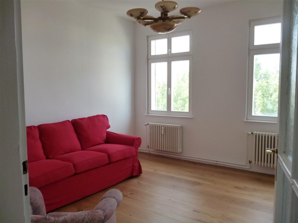 EXCLUSIVE VACANT APARTMENT IN A HISTORICAL BUILDING There is an empty flat for sale in a monumental architectonical complex from the soviet period in the Frankfurter Allee avenue.