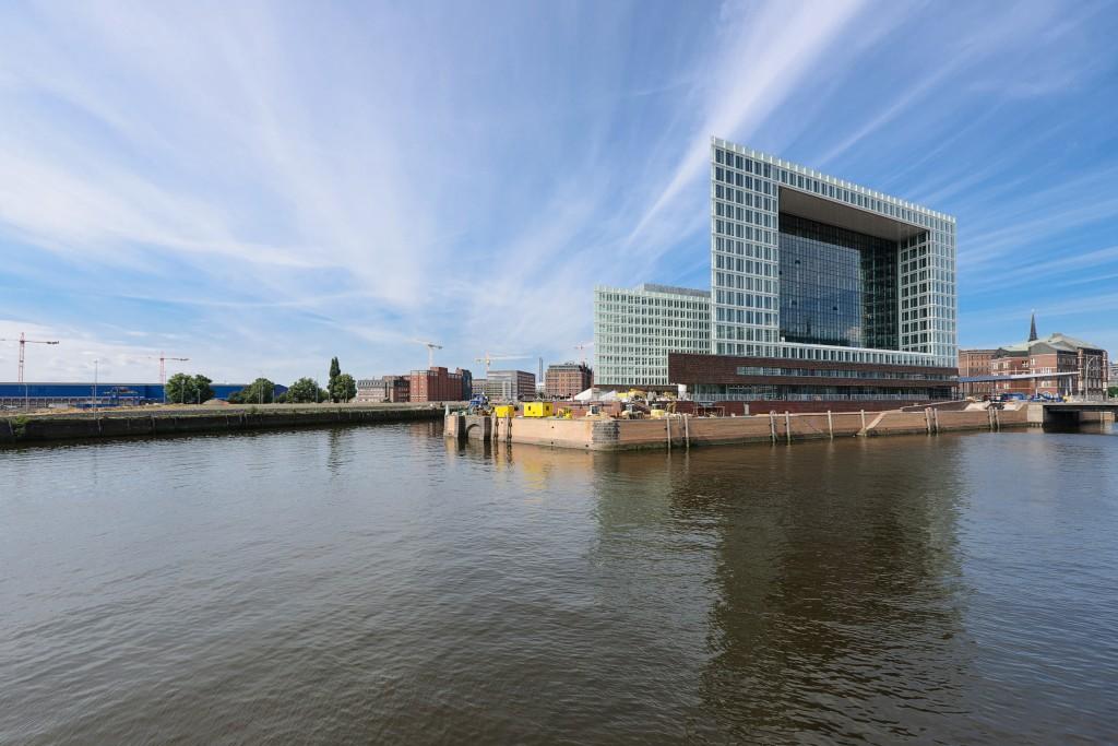 surrounding public spaces The Ericus-building will be essential for the completion of the large park space Spiegel will become the gateway to Hafencity seen from the main station and Brooktorkai The