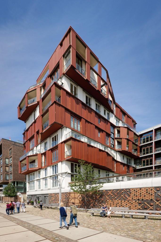 To the west, Groß & Partner Grundstücksgesellschaft of Frankfurt erected a detached structure featuring approximately 26 two- to six-bedroom apartments The firm of SML Architekten