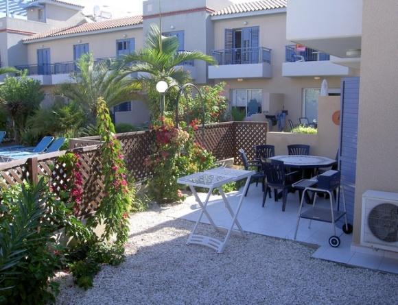 KATO PAPHOS 2 B/R townhouse full 175,000 Situated in a residential area of Kato Pafos, within easy reach of many amenities & services in town. It is a small development with a communal pool.