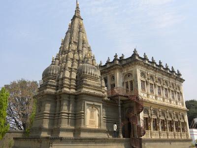 Pune Character: Tekdi (Hills) Gaothan (old City) Mula Nadi (River) Wadas (old Residences) Historic Monuments Deul (Temples) Shinde Chatri Mahadev
