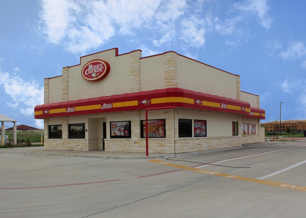 RESTAURANT SUBLEASE 2,979 SF VALUATION ANALYSIS & DISPOSITION PROPOSAL 123 East William Joel Bryan Bryan, Texas Property Highlights New construction with drive-thru located in a ~75 AC, H-E-B