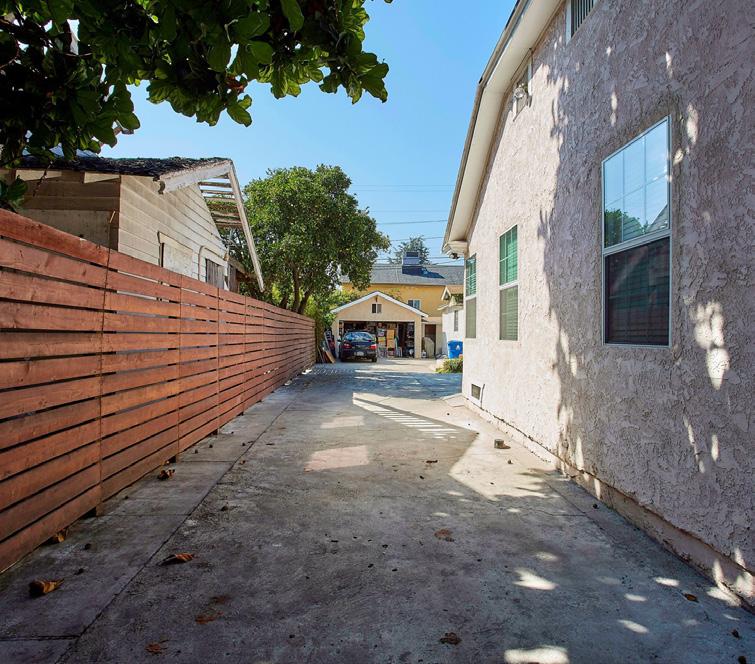 PROPERTY OVERVIEW N Beachwood Dr, Los Angeles, CA 90038 PRICE $1,299,000 BUILDING SIZE LOT SIZE 1,635 SQ. FT.