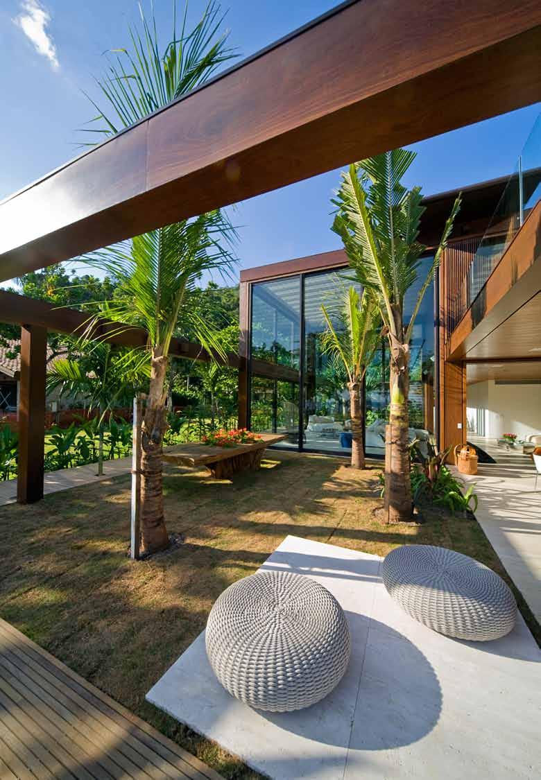 The architectural approach for this property has been defined by the natural beauty of its surroundings namely Brazil s own gorgeous landscapes, unifying the interaction of natural