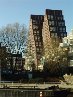 triangular-shaped towers (reflecting the contours of the island), slid in each other It contains 82 apartments of differing dimensions; from the sixth story upwards it consists of