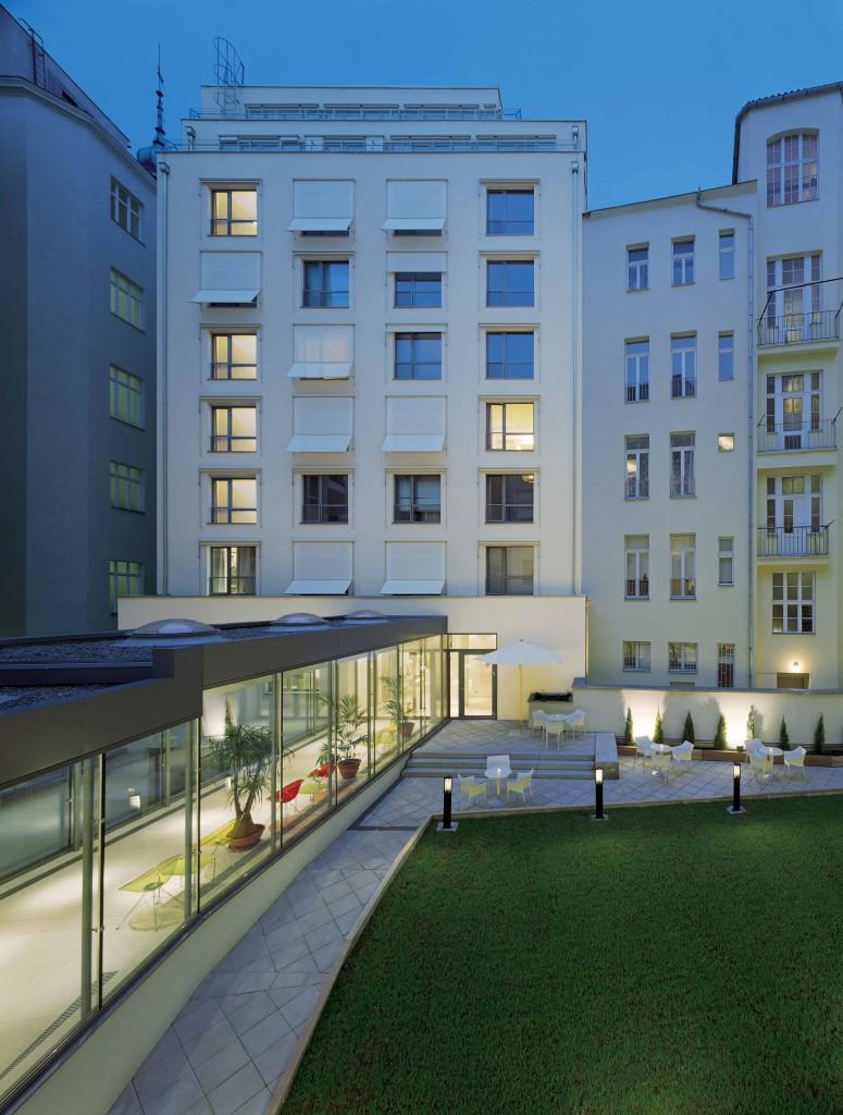 buildings, containing eight and six floors of bedrooms, are linked by an open landscaped courtyard and a glazed link that unifies the public areas at ground level Designer Eva Jiricna has managed to