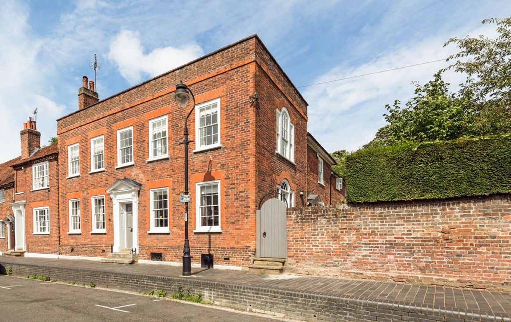 bank house ONE OF ST ALBANS MOST SIGNIFICANT PERIOD HOMES CLOSE TO VERULAMIUM PARK St Albans mainline station 1.1 miles (St Pancras International from 18 minutes) St Albans City centre 0.