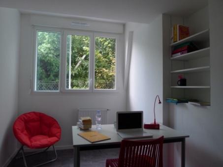 ( about 20 minutes maximum) RESIDENCE AIRBEL 4 rue du Bel Air, Annecy (Summer only) LOCATION: located at about 20 minutes by bus from school ( line 2) ROOM : A room with a bed, a desk and a wardrobe.