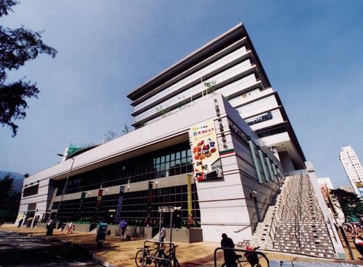 C O V E R S T O R Y Commissioned by the Regional Council in 1994, Tai Po Complex on Heung Sze Wu Street was originally planned to include a market with 327 stalls, a cooked food centre, three floors
