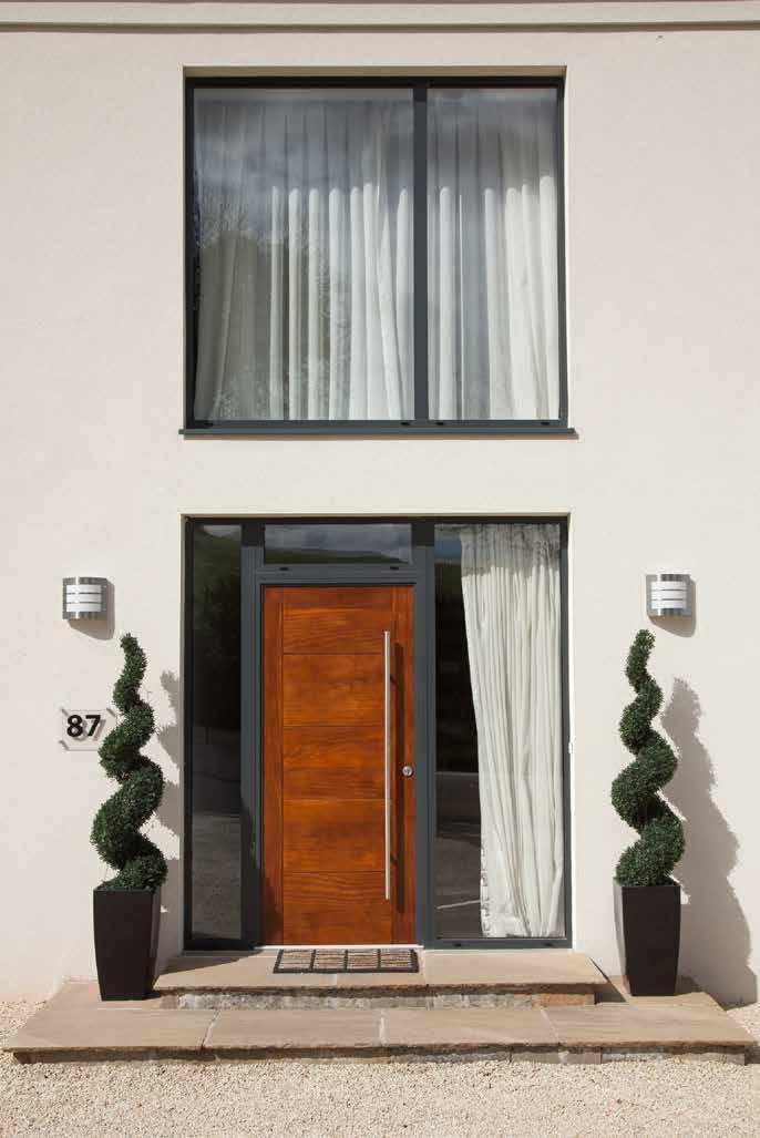 ACCOMMODATION GROUND FLOOR Hardwood front door, glazed side panel and fan