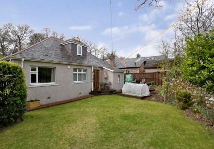 EXTERNAL The property benefits from a spacious tarmac driveway to