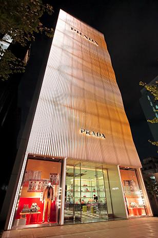 PRADA Shinsaibashi Store Attraction and Continuity Located in a prime location in the Shinsaibashi area on the east side of Midosuji Street and Nagahoridori Street south side, which is the area in