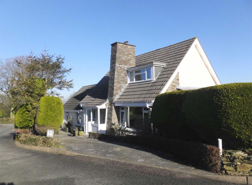 OPEN 7 DAYS A WEEK 12 The Glebe, Week St Mary, Holsworthy, Devon, EX22 6UY 325,000 Freehold This extremely spacious and versatile detached property offers 3 bedrooms, plus study and