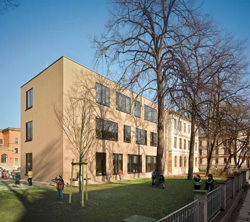 With its green spaces and trees, the school grounds are part of the city's "Lotte-Kirschbachtal green area.