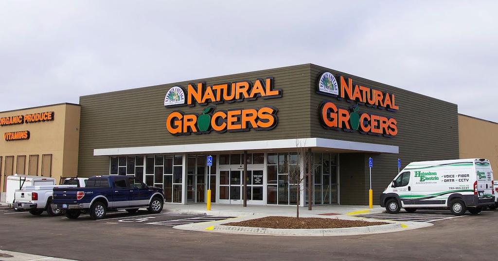New natural grocers metro area location New 15 year net lease rental increases $85K Average incomes 1401 North Maize