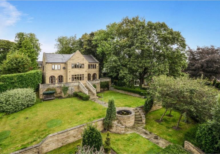 Buckfirth House Fenay Lane Almondbury HUDDERSFIELD HD5 8UN STEEPED IN GRANDEUR AND PRESTIGE IS THIS FIVE/SIX BEDROOMED DETACHED FAMILY RESIDENCE LOCATED IN THE HIGHLY REGARDED AREA OF ALMONDBURY SET