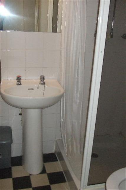 Accomodation 47, 48, 51 single bedrooms generic: Circulation space restriction in ensuite shower