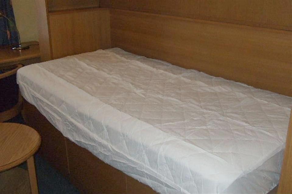 Accomodation 49 bigger single bedrooms generic: Example of height of bed