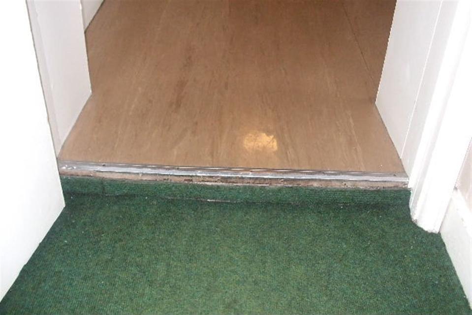 Uneven joint between flooring types in
