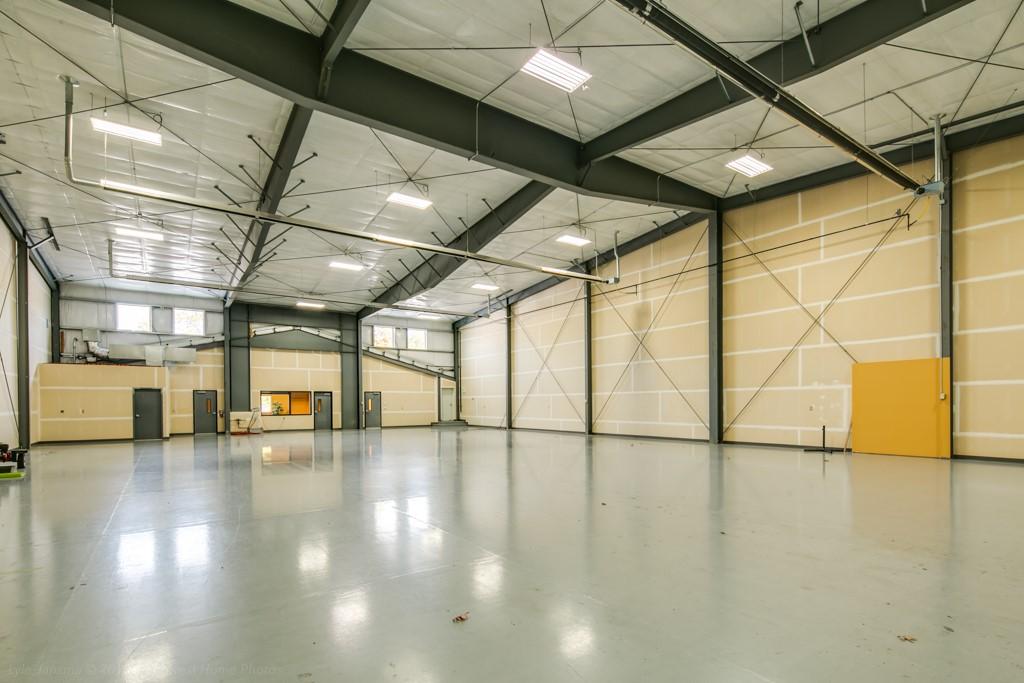 Hangar & Office EXECUTIVE SUMMARY THE PROPERTY SIS FLIGHT HANGAR CONDOS 4165 & 4167 MITCHELL WAY #A, B & C BELLINGHAM, WA 98226 PROPERTY SPECIFICATIONS Building Size: 17,345 SF Leased Land: 37,838 SF