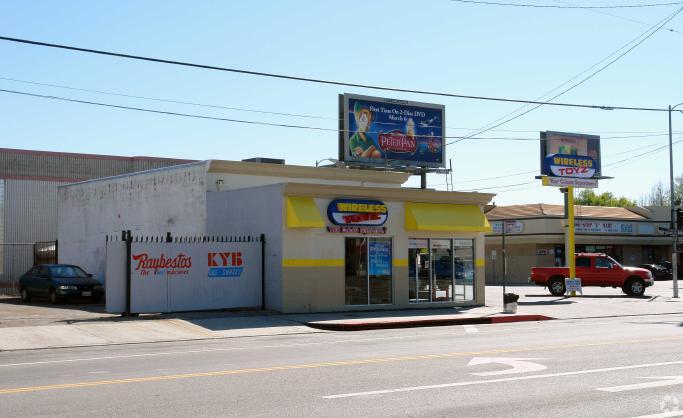 OwnerUser Signalized Corner with Billboard Investment Summary Price Building Size Price per Square Foot Land Area Ownership $979,000 Approx. 1,484 SF $659.70 4,876 Sq.