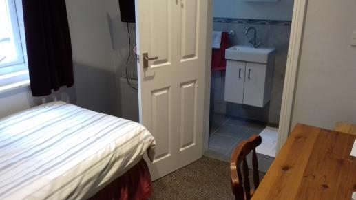 FISHERMANS AVENUE 10 minutes walk to AECC Single with bed, bedside units, table and chair, built in wardrobe, TV. En-suite. Shared living, dining and two kitchens.