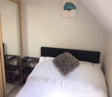 BH10 5 miles to AECC Room to rent in family