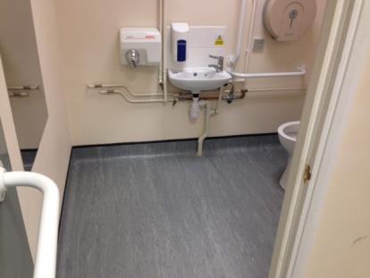 The toilet area dimensions are 190 cm (w) x 200 cm (l). The height of the toilet seat above floor level is 42 cm.