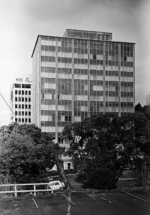 CONTEXT: AFFLUENCE, CONSUMERISM AND SPRAWL Stephenson & Turner s Shell House (1957 60), said to be New Zealand s first fully curtainedwalled office building.