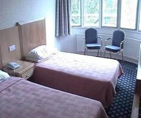 GBP80-GBP120 Travistock Hotel ** Location: Near King s Cross and Euston Underground, 15 minute walk to LS and city centre Rooms: 343 single, double and triple rooms w/satellite TV and