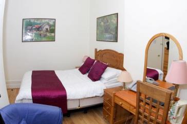 9 Accommodation in Hostels ( Hampstead) Dawson House Hotel ** Location: Near Finchley Road Tube Station, and walking distance to LSI Hampstead (20 minutes) Rooms: 15 rooms w/single, double, triple