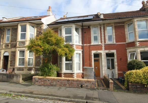 2 Guide Price: 10,000-15,000 POSTPONED 75 Kingsmarsh House, Lawrence Hill, Bristol BS5 0DG Spacious Two Bedroom Investment Flat 3 A spacious 2 bedroom flat with balcony situated on the ninth floor of