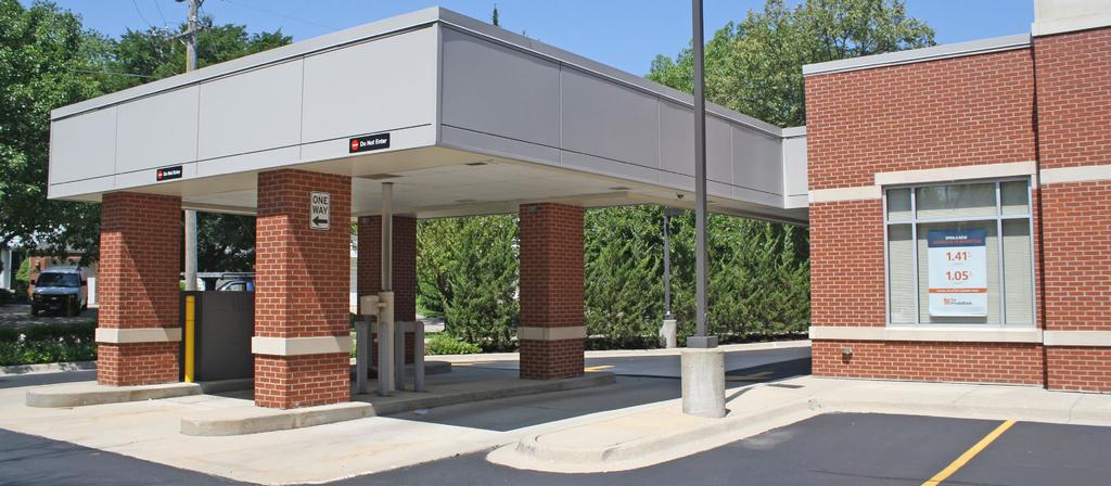 INVESTMENT HIGHLIGHTS INVESTMENT HIGHLIGHTS: Located within the Chicago MSA in prestigious North Shore suburb Drive-thru bank branch Long term lease with 14 years remaining Absolute NNN lease with no