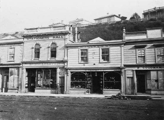 To let 7 room house off cuba Buildings Hannah s owned near Cuba / Ghuznee corner 1925 (now Whitcoulls?