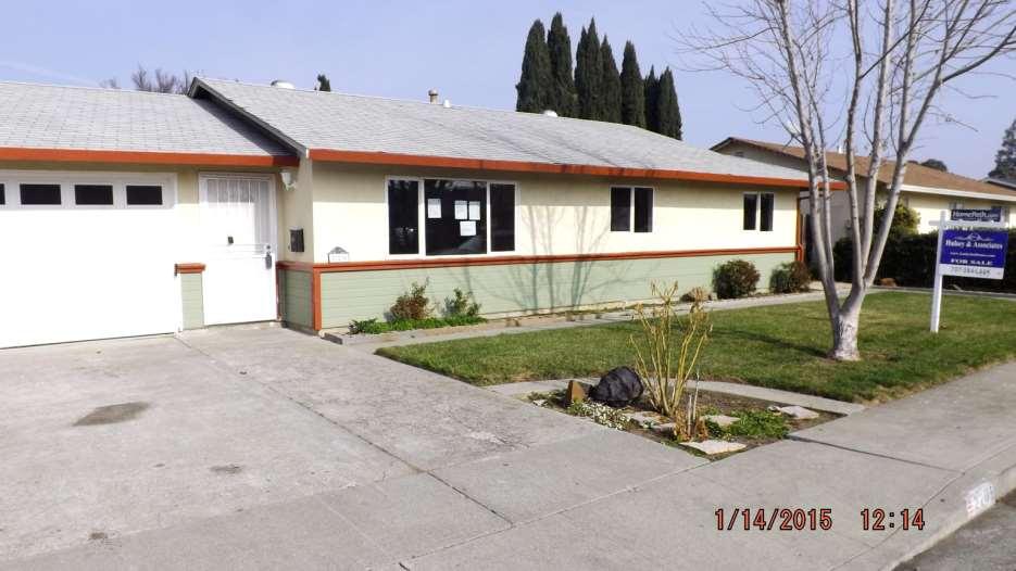 2015: This Fannie REO in a white neighborhood in Vallejo has a manicured lawn and professional For Sale sign.
