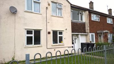 Double bedrooms. Pet not allowed. Rent required in advance, see FAQ. Parking is Communal.