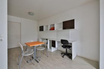 At the heart of the urban transport network, this student residence has access to the RER C Saint Ouen stop and metro line 13 Garibaldi stop just a few steps away.