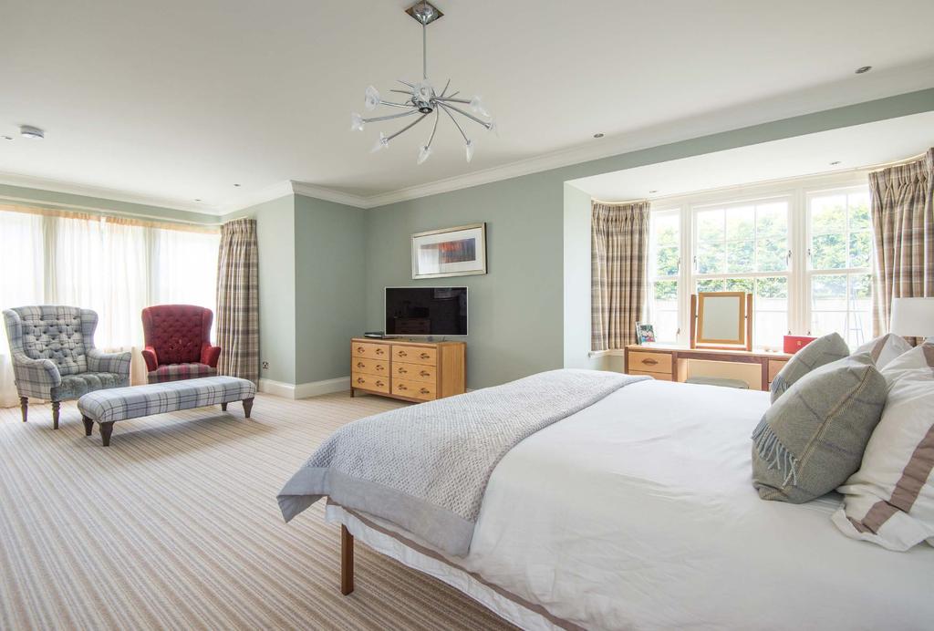 Location Archerfield is an exclusive location situation close to the attractive conservation village of Dirleton on the East Lothian coast within easy commuting distance of Edinburgh.