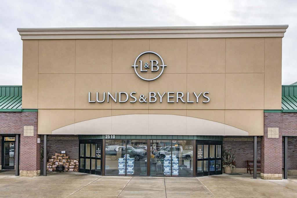 TENANCY Westgate Center is a 100% leased grocery-anchored shopping center featuring Lunds & Byerlys.