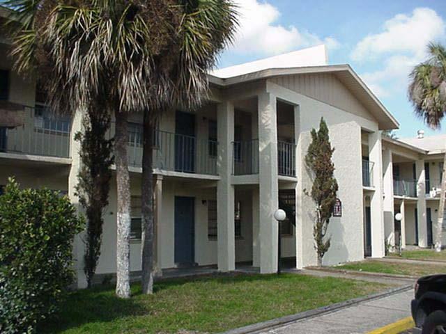 Rent Comparable 6 Courtyards on the River 8412 Rio Bravo Ct. Tampa, FL 33617 Number Of Units 304 Occupancy 83% Unit Type Unit Mix % of Total Avf SF Total Sf Market Rent Eff Rent Eff Per SF Eff.