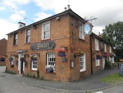 Location SP 8505 2636 The Swan previously The Old Swan and The White Swan The Swan, 1 Chapel Square, Stewkley LU7 0HA Enterprise Inns Public House Date visited July 2011 East elevation to High Street
