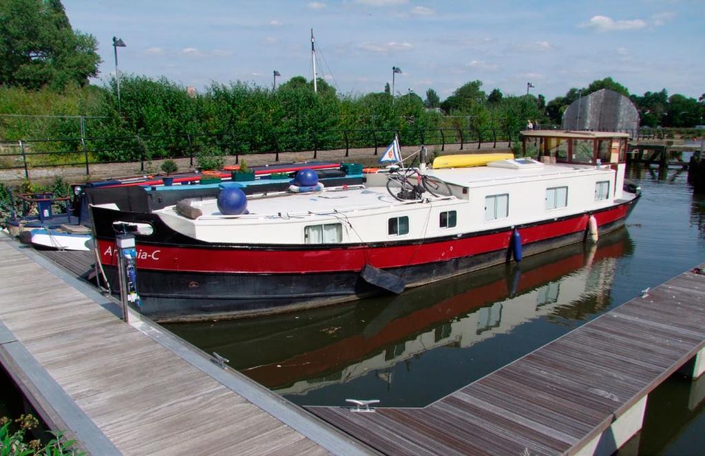 Services Mains water and electricity (metered and 32-amps) are connected to each berth. On each pontoon, there is a pump-out system which is connected to mains drainage.