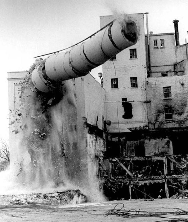 Plate 25 Demolition of the Labatt s Brewery (former Shea s Brewery), Osborne Street at Broadway, October 1979.