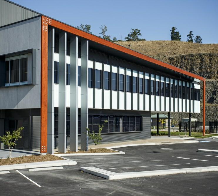 The facility incorporates single level office and warehouse accommodation featuring high clearance, a combination of recessed and on-grade access and innovative industrial design.