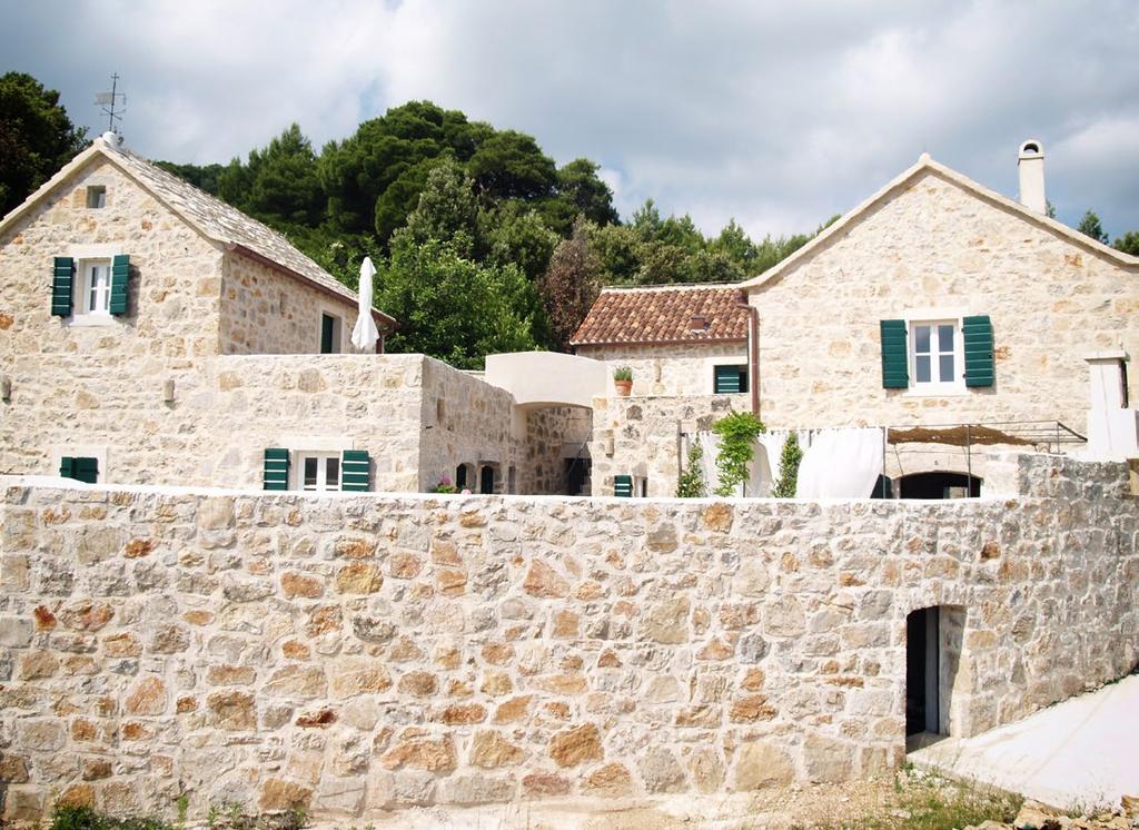 summary key features Setting: 3 km from town Stari Grad Distance to beach: 2 km