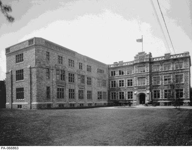 Original South Façade In 1925, a new wing was added to the Dominion Archives building.