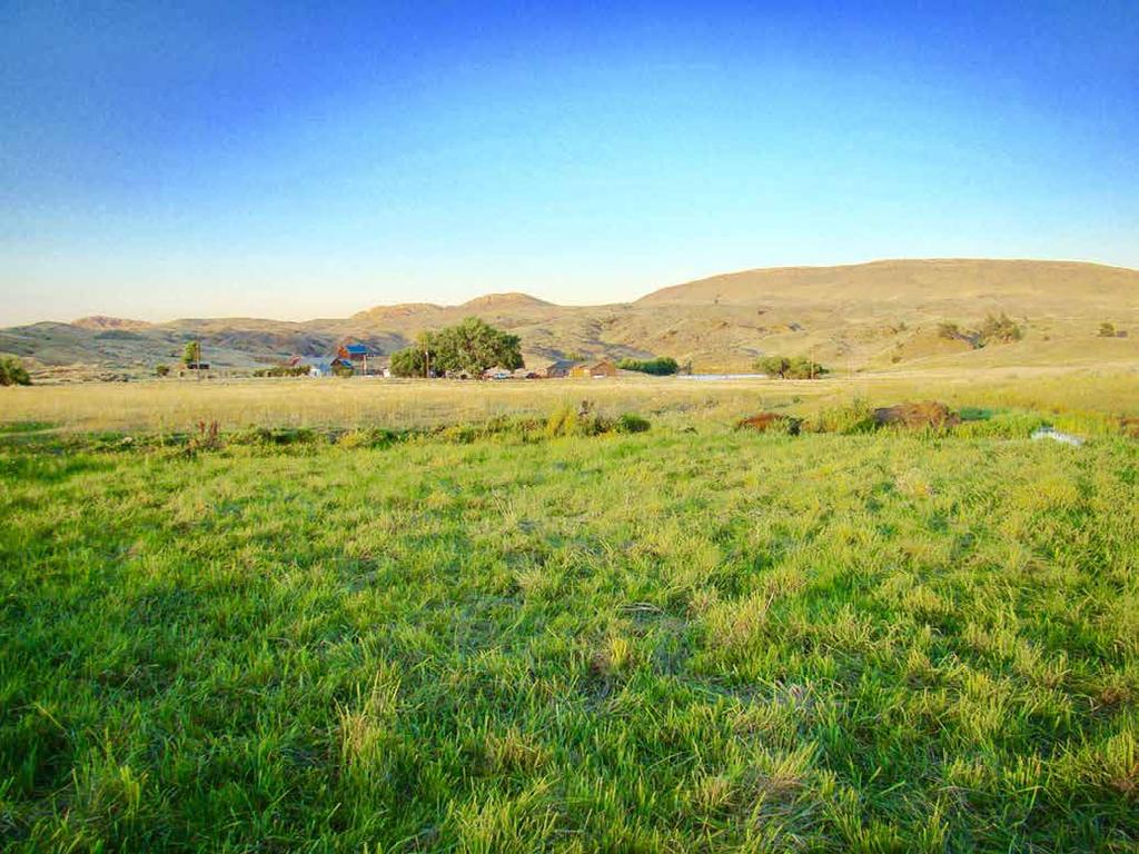 SIZE & DESCRIPTION 5,000± deeded acres 3,400± BLM lease acres 640 State of Wyoming lease acres 9,040± TOTAL ACRES The terrain found on the OX Ranch is very diverse and gives the ranch a very large