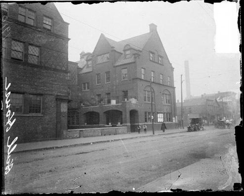 Hull House, Smith Hall, view north on South Halsted. 1910. Chicago Daily News Inc., Chicago Daily News negatives Bibliography collection, Chicago Historical Society, Library of Congress.